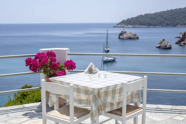 Müşteriler tarafından deniz terasa Skopelos, Yunanistan için bekleyen Restoran tablolar.