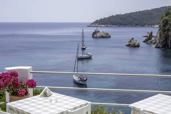 Müşteriler tarafından deniz terasa Skopelos, Yunanistan için bekleyen Restoran tablolar.
