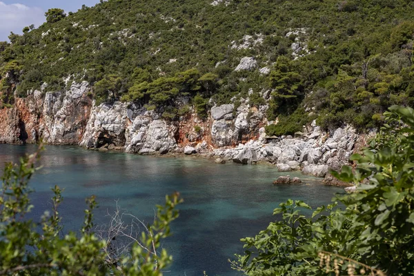 Vue imprenable sur la baie d'une île grecque. — Photo