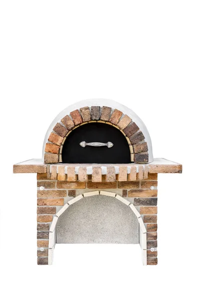 Et, pizza, ekmek vs. pişirmek veya ızgara yapmak için metal kapaklı tuğla bahçe fırını. Beyaz bir arkaplanda izole edilmiş.