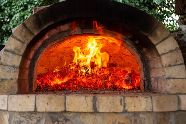 Brûler du bois de chauffage dans un four, des braises, des charbons ardents. — Photo