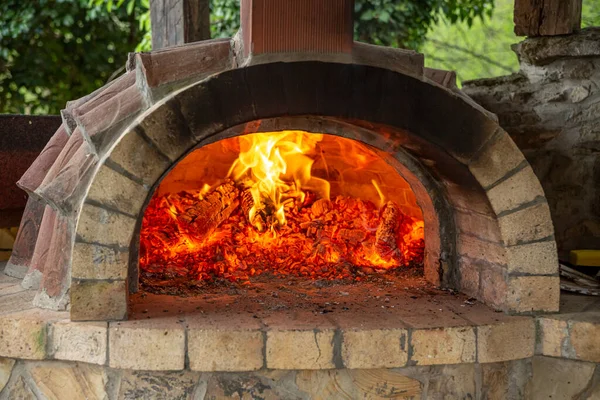 Kalorifer ocağında odun yakmak, közler, yanan kömürler..