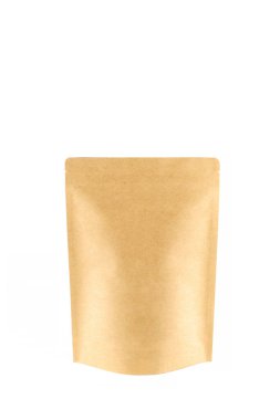 Beyaz arkaplanda kahverengi el işi boş paket şablonu izole.