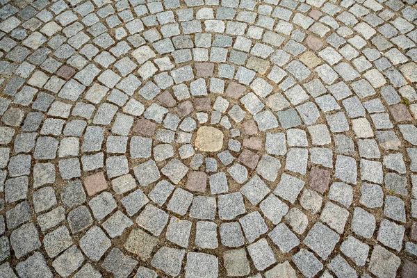 Ladrillos de pavimentadora dispuestos en un patrón circular, fondo arquitectónico. — Foto de Stock