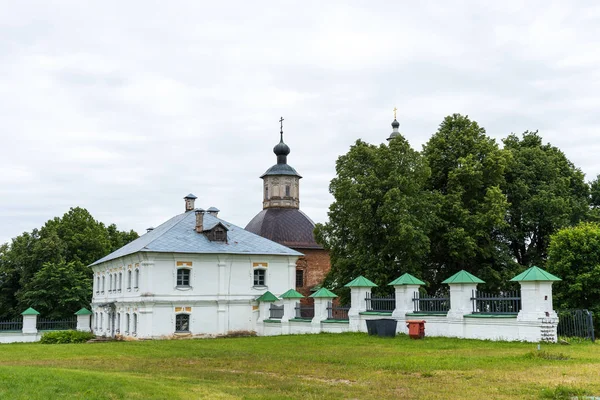 Kirche der Kasan-Ikone der Gottesmutter und Museumseigentum a. s. griboedov. vyazma, smolensk region russland — Stockfoto