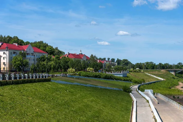 Panoramatické letní pohled na nábřeží řeky Dněpr v Smolensk, Rusko — Stock fotografie