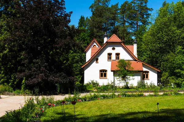 Polenovo, Tula Region, Rusya Federasyonu - 21 Haziran 2018: Devlet Memorial Tarih, sanat ve Doğa Müzesi rezerv V.D. Polenov. Yaz aylarında güneşli havalarda manastırda