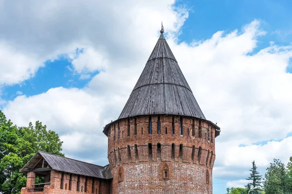 Yakın çekim The Tower of Smolensk Kremlin beyaz bulutlar bir yaz gününde, Smolensk, Rusya ile mavi gökyüzü karşı kale duvarına Thunder