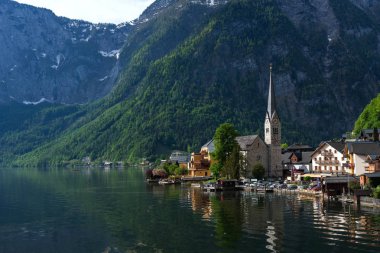 Doğal kartpostal görünümü ünlü Hallstatt yaz sabahı, Salzkammergut bölgesinde, Avusturya Avusturya Alpleri'nde.