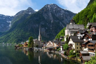 Doğal kartpostal görünümü ünlü Hallstatt yaz sabahı, Salzkammergut bölgesinde, Avusturya Avusturya Alpleri'nde.