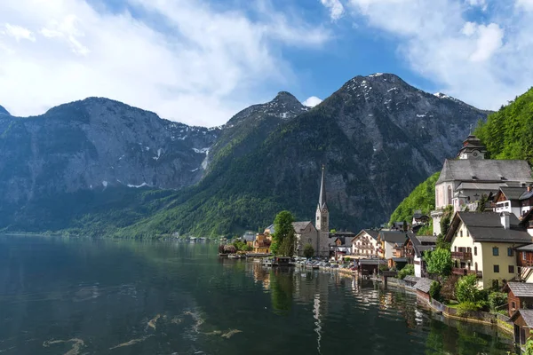 Vista panorámica de la postal del famoso Hallstatt en los Alpes austríacos en la mañana de verano, distrito de Salzkammergut, Austria . — Foto de Stock