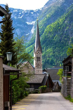 Yaz aylarında Avusturya Hallstatt Evangelist kilisenin dikey görünüm.