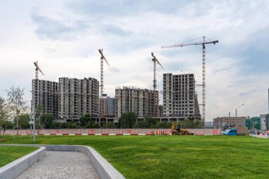 Moskova, Rusya - 15 Temmuz 2018: panoramik Tiufielieva Roshcha, Moskova yeni park ve Zilart Konut Kompleksi inşaatı.