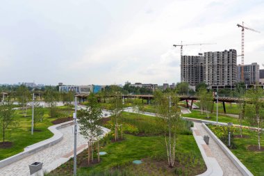 Moskova, Rusya - 15 Temmuz 2018: panoramik Tiufielieva Roshcha, Moskova yeni park ve Zilart Konut Kompleksi inşaatı.