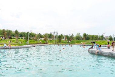 Moskova, Rusya - 15 Temmuz 2018: gölet, Park Tiufielieva Roshcha Zilart - Yeni Şehir Parkı'nın güneyinde bir Moskova, Moskova, Rusya Danilov bölgesinde bulunan. İnsanlar gölde yüzüyor.