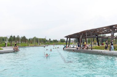 Moskova, Rusya - 15 Temmuz 2018: gölet, Park Tiufielieva Roshcha Zilart - Yeni Şehir Parkı'nın güneyinde bir Moskova, Moskova, Rusya Danilov bölgesinde bulunan. İnsanlar gölde yüzüyor.