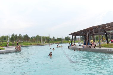 Moskova, Rusya - 15 Temmuz 2018: gölet, Park Tiufielieva Roshcha Zilart - Yeni Şehir Parkı'nın güneyinde bir Moskova, Moskova, Rusya Danilov bölgesinde bulunan. İnsanlar gölde yüzüyor.