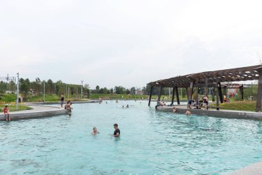 Moskova, Rusya - 15 Temmuz 2018: gölet, Park Tiufielieva Roshcha Zilart - Yeni Şehir Parkı'nın güneyinde bir Moskova, Moskova, Rusya Danilov bölgesinde bulunan. İnsanlar gölde yüzüyor.