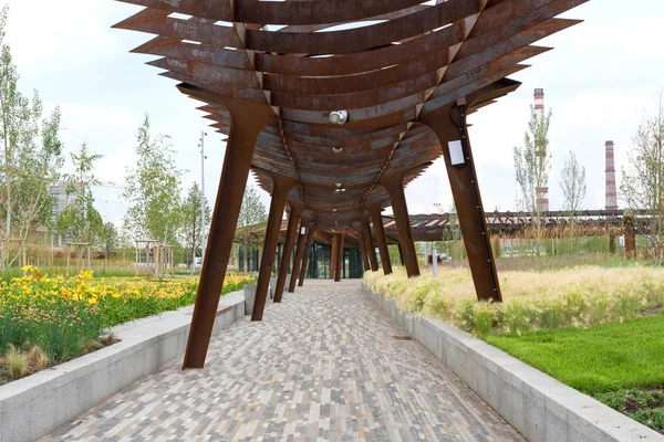 Moscú, Rusia - 15 de julio de 2018: Parque Tiufielieva Roshcha ZILART - un nuevo parque urbano en el sur de Moscú, situado en el distrito Danilovsky de Moscú, Rusia — Foto de Stock