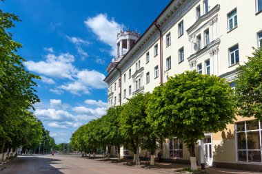 Smolensk, Rusya - 11 Haziran 2018: Lenin Caddesi. Smolensk merkezi yaz güneşli bir günde, Rusya içinde şehrin tarihi merkezinde yaya caddesi