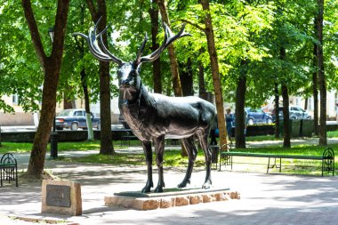 Smolensk, Rusya - 11 Haziran 2018: Bronz geyik, Yazar Richard Freese heykeli. Blonie Bahçe Merkezi, Smolensk, şehir manzaraları biri bir park vardır.
