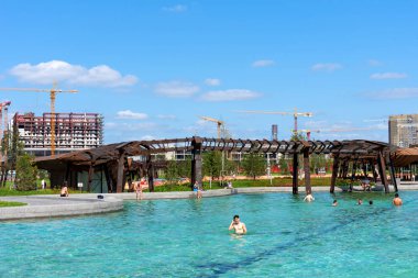 Moskova, Rusya - 29 Temmuz 2018: gölet, Park Tiufielieva Roshcha Zilart - Yeni Şehir Parkı'nın güneyinde bir Moskova. İnsanlar gölde yüzüyorlar. Güneşli havalarda ve mavi gökyüzü