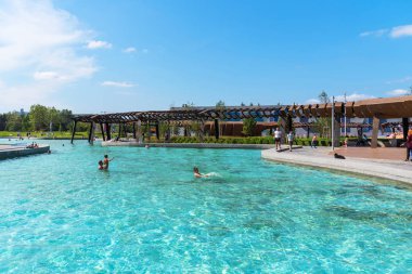 Moskova, Rusya - 29 Temmuz 2018: gölet, Park Tiufielieva Roshcha Zilart - Yeni Şehir Parkı'nın güneyinde bir Moskova. İnsanlar gölde yüzüyorlar. Güneşli havalarda ve mavi gökyüzü