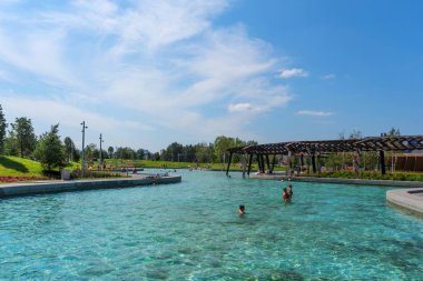 Moskova, Rusya - 29 Temmuz 2018: gölet, Park Tiufielieva Roshcha Zilart - Yeni Şehir Parkı'nın güneyinde bir Moskova. İnsanlar gölde yüzüyorlar. Güneşli havalarda ve mavi gökyüzü