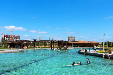 Moskova, Rusya - 29 Temmuz 2018: gölet, Park Tiufielieva Roshcha Zilart - Yeni Şehir Parkı'nın güneyinde bir Moskova. İnsanlar gölde yüzüyorlar. Güneşli havalarda ve mavi gökyüzü