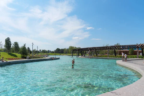 Moskova, Rusya - 29 Temmuz 2018: gölet, Park Tiufielieva Roshcha Zilart - Yeni Şehir Parkı'nın güneyinde bir Moskova. İnsanlar gölde yüzüyorlar. Güneşli havalarda ve mavi gökyüzü