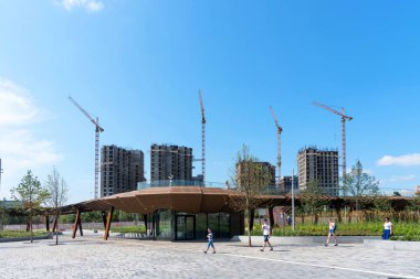Moskova, Rusya - 29 Temmuz 2018: Park Tiufielieva Roshcha Zilart - Moskova, Rusya'nın Güney yeni şehir parkında. Gözlem platformu ve Zilart Konut Kompleksi inşaatı