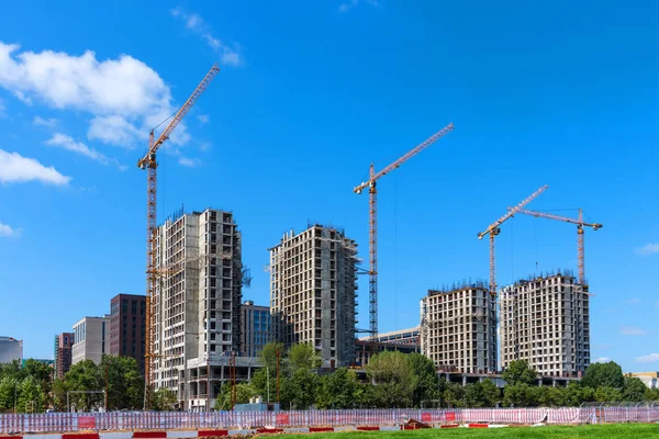 Moskova, Rusya - 29 Temmuz 2018: Panoramik Zilart konut kompleksi Moskova, Rusya'nın Danilovsky bölgesinde yapım aşamasında