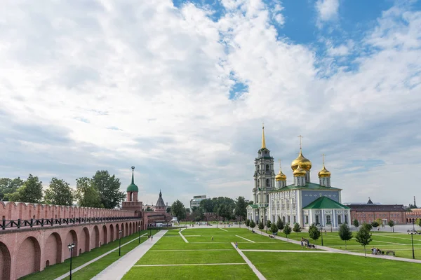 Tula, Rusya Federasyonu - Temmuz 28,2018: varsayım Katedrali ve Tula Kremlin çan kulesi. Odoyevsky kapısı, Spassky Kulesi. Yaz aylarında panoramik görünüm
