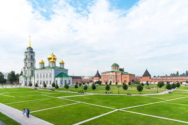 Tula, Rusya Federasyonu - Temmuz 28,2018: varsayım Katedrali ve Tula Kremlin Epiphany Katedrali. Yaz aylarında panoramik görünüm