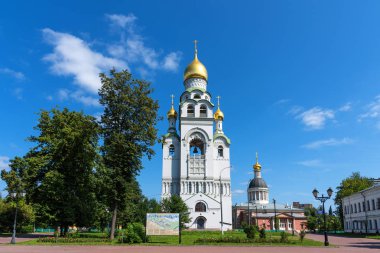 Moskova, Rusya - 29 Temmuz 2018: İsa'nın dirilişi ve Moskova, Rusya Rogozhkaya Sloboda Doğuş Kilisesi adına kilise belltower panoramik manzarasını.