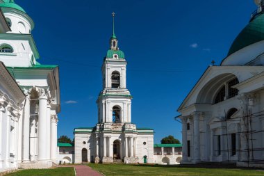 Güneşli bir yaz Spaso-Yakovlevsky Manastırı. Ortodoks Manastırı. Rusya'nın altın yüzük. Rostov, Rusya Federasyonu.