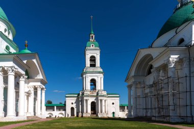 Güneşli bir yaz Spaso-Yakovlevsky Manastırı. Ortodoks Manastırı. Rusya'nın altın yüzük. Rostov, Rusya Federasyonu.