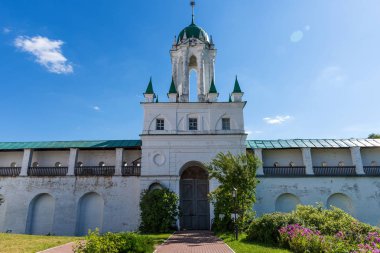 Güneşli bir yaz Spaso-Yakovlevsky Manastırı. Ortodoks Manastırı. Rusya'nın altın yüzük. Rostov, Rusya Federasyonu.