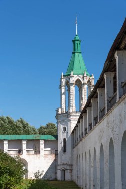 Güneşli bir yaz Spaso-Yakovlevsky Manastırı. Ortodoks Manastırı. Rusya'nın altın yüzük. Rostov, Rusya Federasyonu.