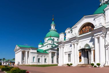Güneşli bir yaz Spaso-Yakovlevsky Manastırı. Ortodoks Manastırı. Cathedral St. Anna gebe. Rusya'nın altın yüzük. Rostov, Rusya Federasyonu.