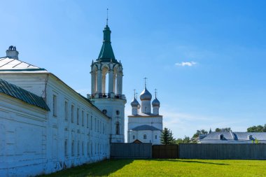 Güneşli bir yaz Spaso-Yakovlevsky Manastırı. Ortodoks Manastırı. Rusya'nın altın yüzük. Rostov, Rusya Federasyonu.