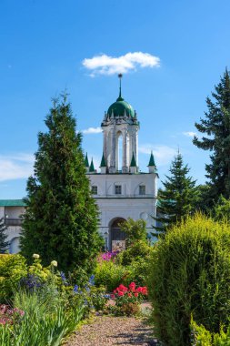 Güneşli bir yaz Spaso-Yakovlevsky Manastırı. Ortodoks Manastırı. Rusya'nın altın yüzük. Rostov, Rusya Federasyonu.