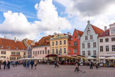 Tallinn, Estonya - 27 Ağustos 2018: Yaz günde kare çok güzel eski Belediye Binası. Tallinn, Estonya