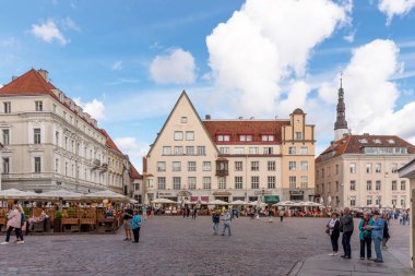 Tallinn, Estonya - 27 Ağustos 2018: Yaz günde kare çok güzel eski Belediye Binası. Tallinn
