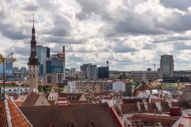 Tallinn, Estonya - 27 Ağustos 2018: Hava panoramik cityscape güzel görüntülemek eski kasaba Tallinn oteli yaz, Estonya