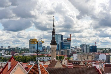 Tallinn, Estonya - 27 Ağustos 2018: Hava panoramik cityscape güzel görüntülemek eski kasaba Tallinn oteli yaz, Estonya