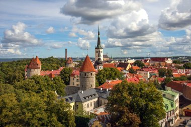 Hava panoramik cityscape güzel görüntülemek eski kasaba Tallinn oteli yaz, Estonya