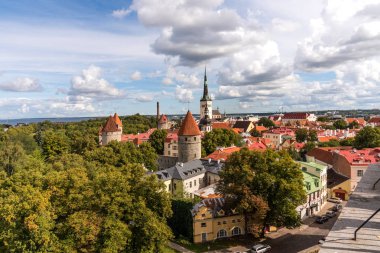 Hava panoramik cityscape güzel görüntülemek eski kasaba Tallinn oteli yaz, Estonya