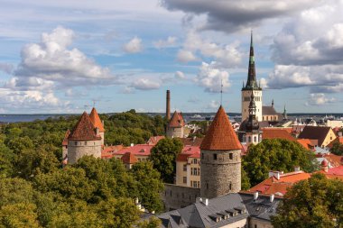 Hava panoramik cityscape güzel görüntülemek eski kasaba Tallinn oteli yaz, Estonya
