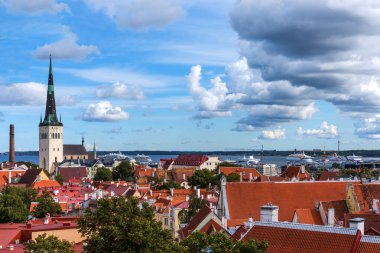 Hava panoramik cityscape güzel görüntülemek eski kasaba Tallinn oteli yaz, Estonya